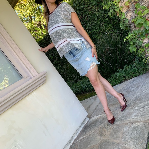 Burgundy trim with grey accents - Picture 3 of 3